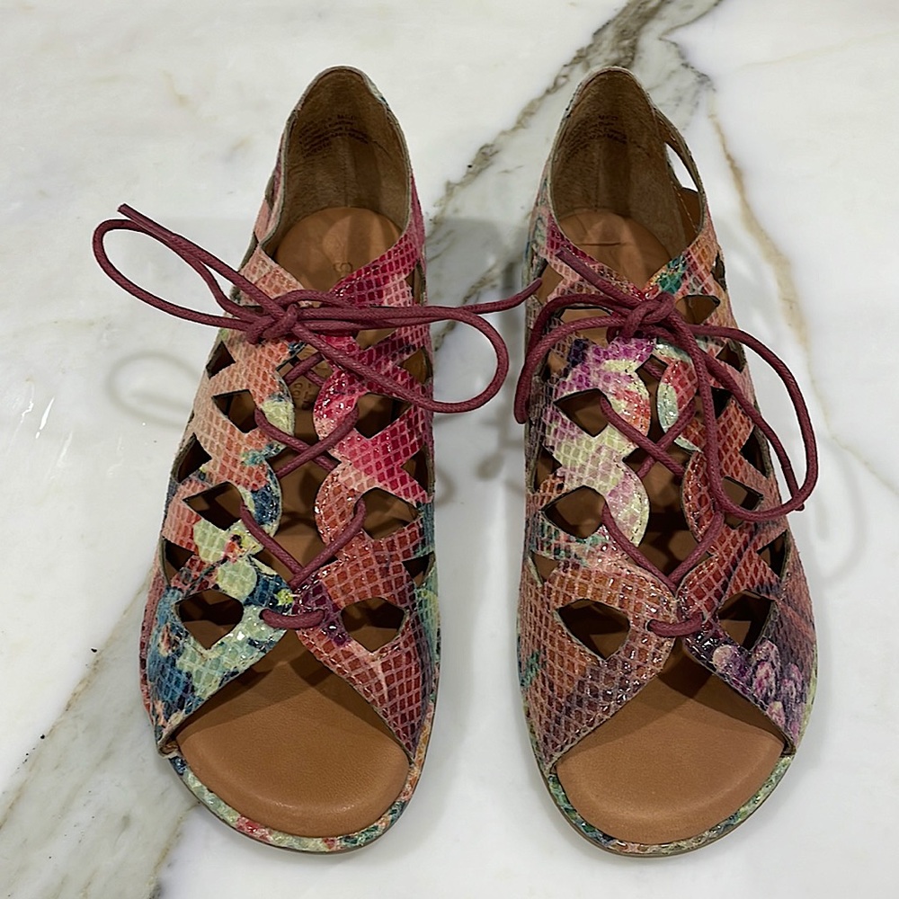 Gentle Souls by Kennth Cole Sandals